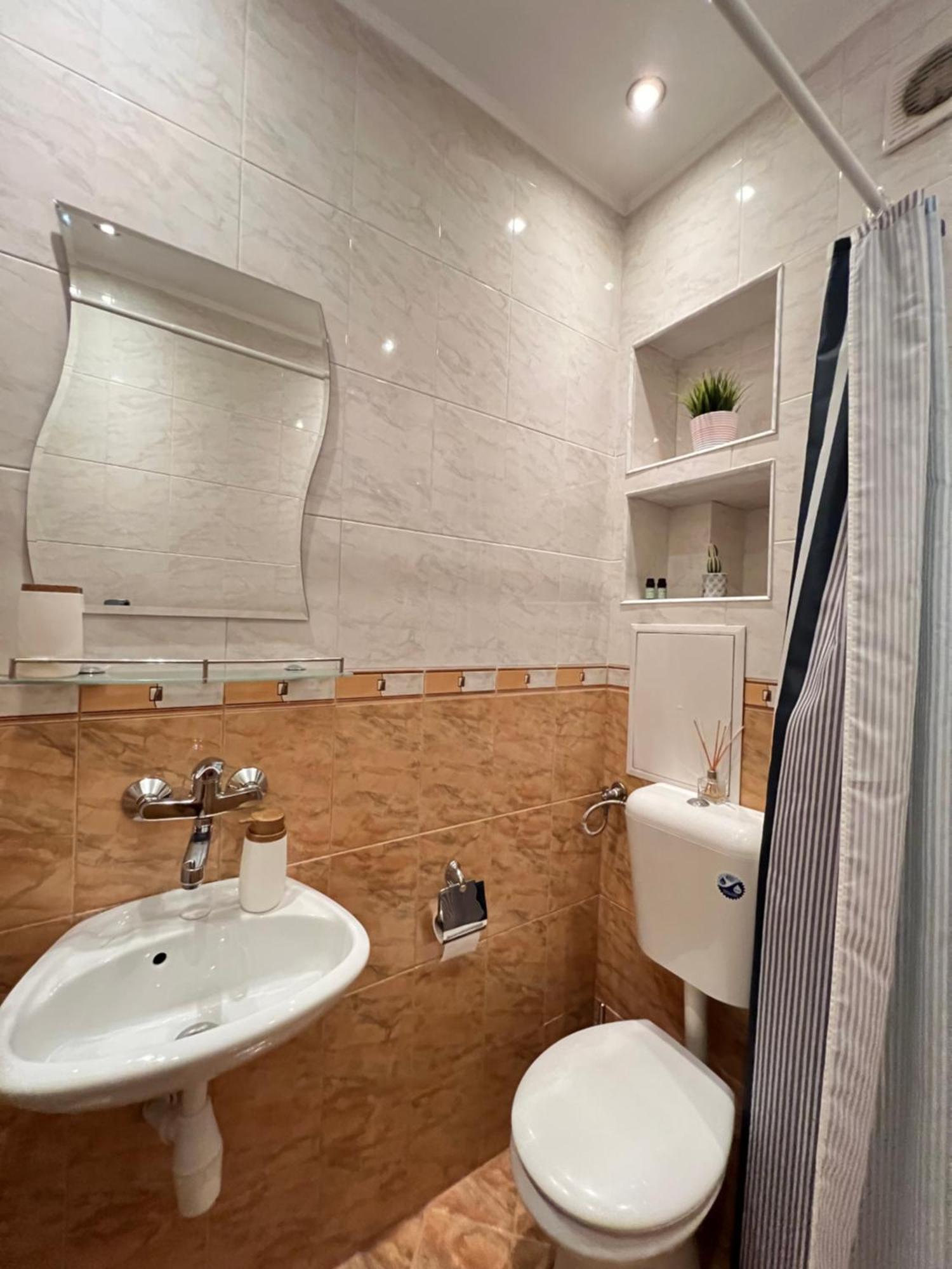 Apartment Cairo 1bdr W Work Space Near Metro And Railway Station *